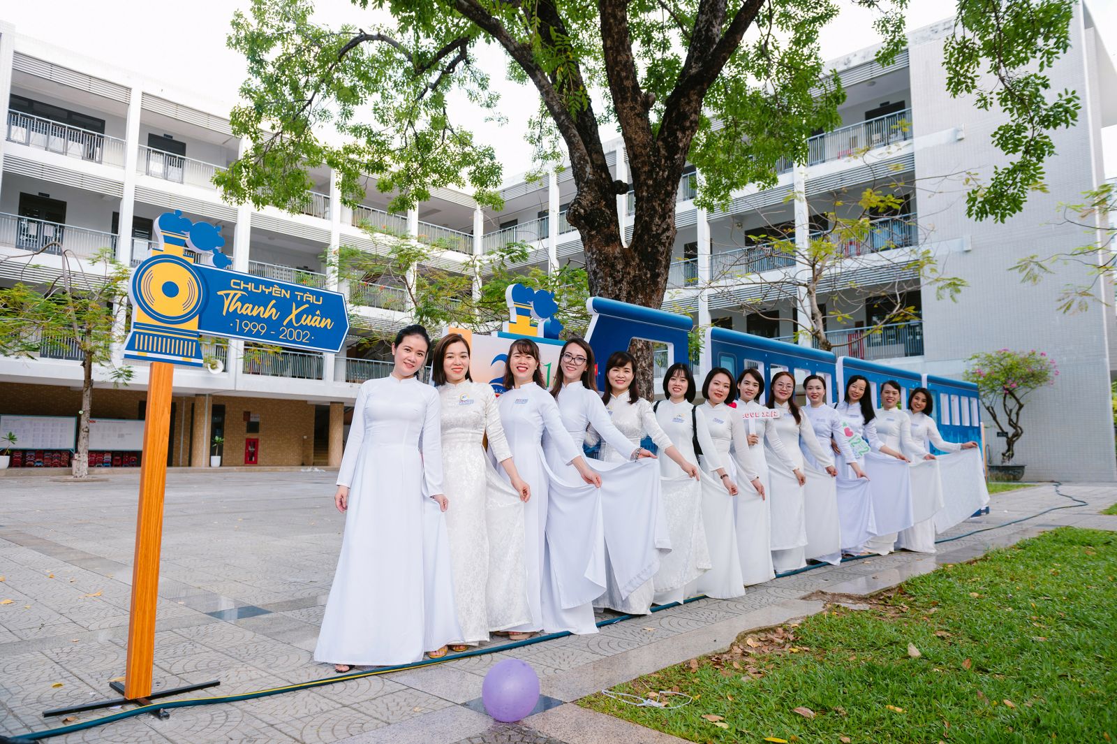 áo dài trắng học sinh kỉ niệm ngày ra trường 